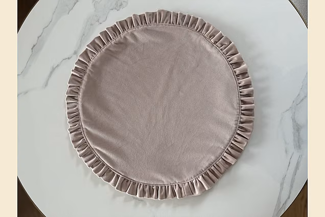 Podkładka atłasowa-43cm z falbanką pudrowy róż